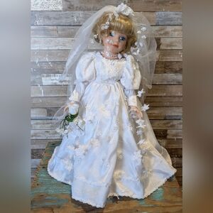 Vintage Beautiful Bridal Porcelain Doll W Bouquet Pearl Necklace Earrings Strand